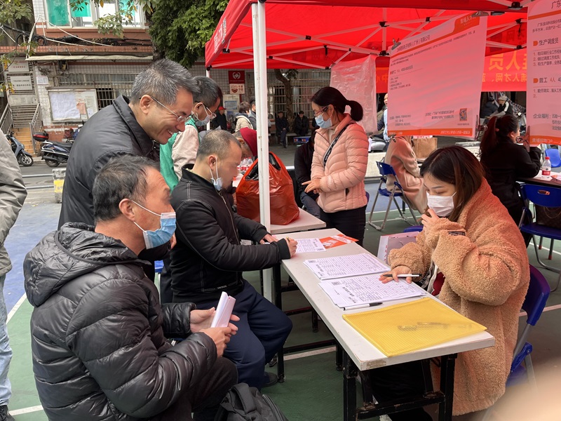 图3-工作人员和受助人员在招聘会现场.jpg
