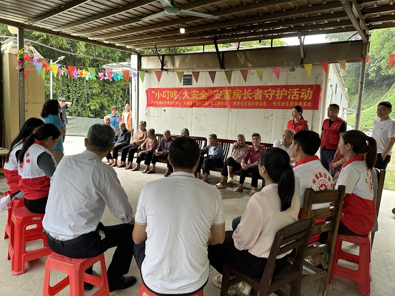 市福彩中心志愿服务队开展“小叮咚,大安全”安置房长者守护活动.jpg