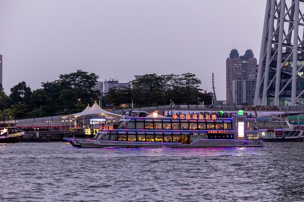 图说：“广州福彩号”珠江游船.jpg